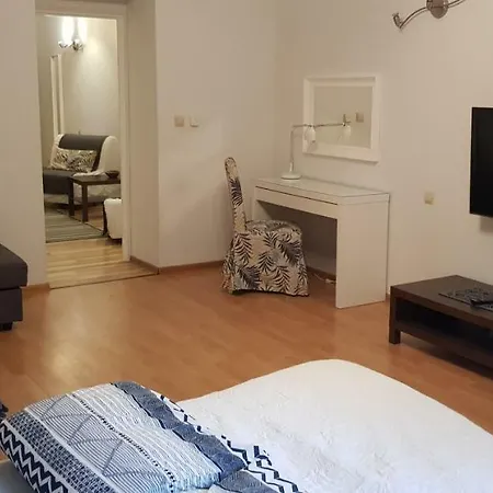 Bernardynska 8 *